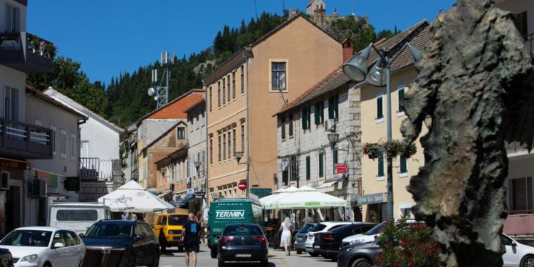 Slobodna Dalmacija – Zbog filmske pljačke u kojoj su nestali milijuni Sinjani grcaju u problemima; ‘uljuđeni’ susjed udružio se s Bugarima…