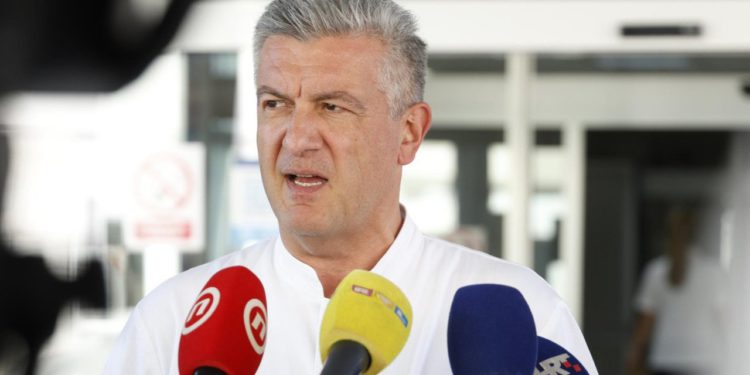 Slobodna Dalmacija – Zbog isparavanja otrovne mješavine plinova na bazenu na Poljudu u bolnici završilo sedam osoba! Dvoje djece je na kisiku