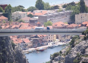 Slobodna Dalmacija – Zbog vjetra otežan promet u Omišu, u prekidu je i niz brodskih linija prema otocima