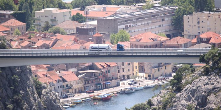 Slobodna Dalmacija – Zbog vjetra otežan promet u Omišu, u prekidu je i niz brodskih linija prema otocima