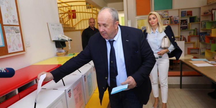 Slobodna Dalmacija – Željko Kerum na čelu ‘Žnjana’, otkrio nam je prve korake, sumnja u nezakonitosti: ‘Gdje je namještaj za 200.000 eura?’