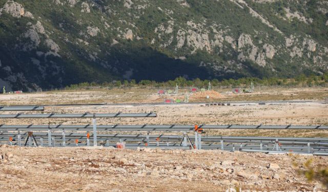 Služba za poslove sa strancima potvrdila: 71 kineski radnik zatečen na solarima u Stocu nije imao baš nikakve dozvole
