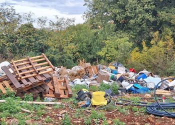 PULA Nedaleko od mjesta gdje grade vile za odmor nalazi se divlji deponij. Predstavnik investitora obećaje: "Naš je dio manji, uklanjamo za dva tjedna"