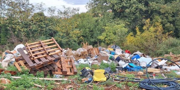 PULA Nedaleko od mjesta gdje grade vile za odmor nalazi se divlji deponij. Predstavnik investitora obećaje: "Naš je dio manji, uklanjamo za dva tjedna"