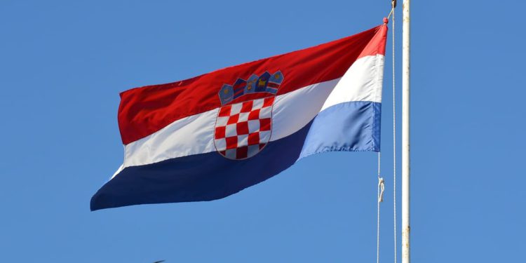 Splićanin zapalio zastavu i policijsku kapu