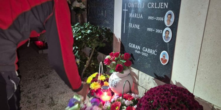 Splitski HGSS-ovci posjetili grobove svojim preminulih članova: “Ova lijepa tradicija se njeguje iz godine u godinu”