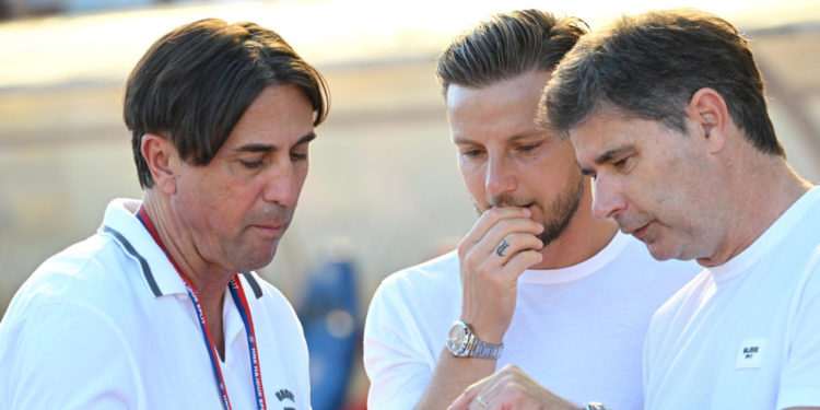 Sportske novosti – FOTO Lijep doček hajdukovaca u Vukovaru, Vučević dobio poseban poklon: Pogledajte što piše na vodotornju