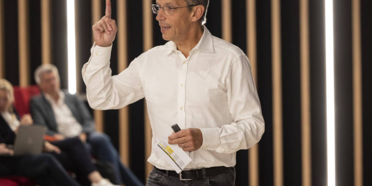 Sportske novosti – Gori sve, a HNS tri dana kasnije izlazi s videom kojeg možemo nazvati ‘Đurine kućne čarolije’