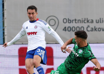 Sportske novosti – Hajdukova dilema: nastaviti utrku s Dinamom ili već nakon osam kola opredijeliti se za stvaranje momčadi za budućnost?