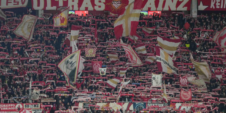 Sportske novosti – Kontroverzan transparent na velikom okršaju Zrinjskog u Europi: ‘Razbij ustašu, živjeli partizani!’