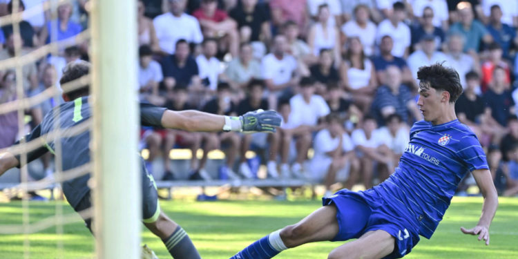 Sportske novosti – Mladi dinamovac postao noćna mora za Engleze: ‘Gladan je, pravi killer, ne opterećuje ga što nije sa seniorima’