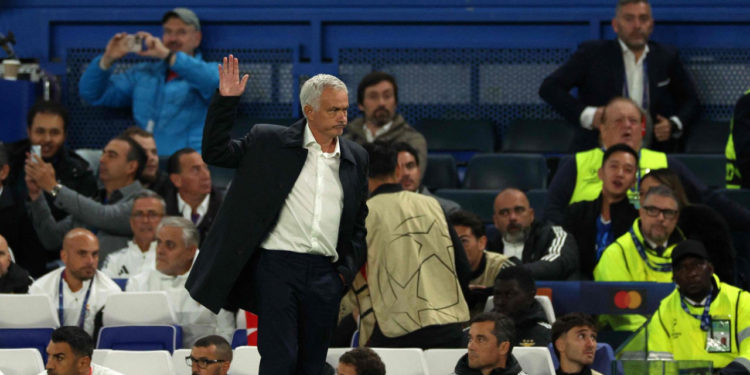 Sportske novosti – Navijači Benfice zasuli predmetima igrača koji je klubu osigurao 120 milijuna eura. A onda je reagirao Mourinho…