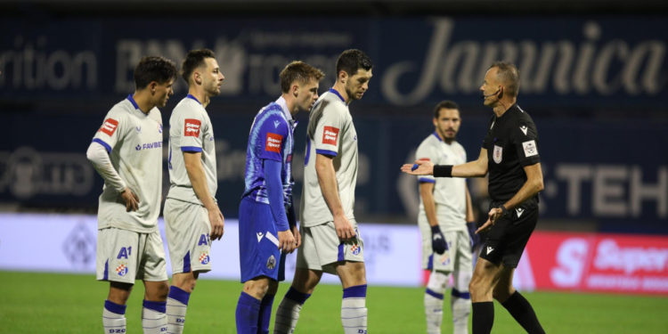 Sportske novosti – VIDEO: Pogledajte veliku grešku koja je možda dotukla Dinamo! Sudac je prvo sve pustio, pa dosudio penal