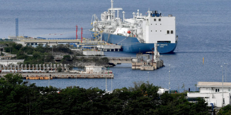 Srbiji prijeti nestašica? Tanker s naftom zaustavljen u Omišlju