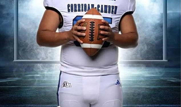 Srednjoškolski nogometaš, 15 godina, umire nakon što se srušio na strani