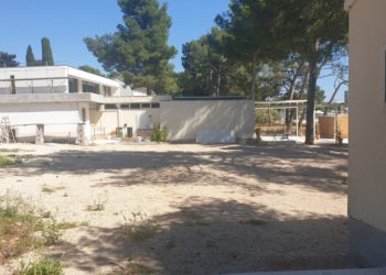 Što se to gradi na plaži u Pirovcu? Možda bi i znali da postoje ploče za označavanje gradilišta? Komunalni redar: “Krećemo u provjeru!”