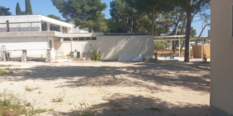 Što se to gradi na plaži u Pirovcu? Možda bi i znali da postoje ploče za označavanje gradilišta? Komunalni redar: “Krećemo u provjeru!”