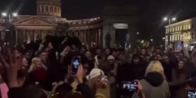 Stotine se okupljaju na rijetkim prosvjedima protiv Putina u Sankt Peterburgu