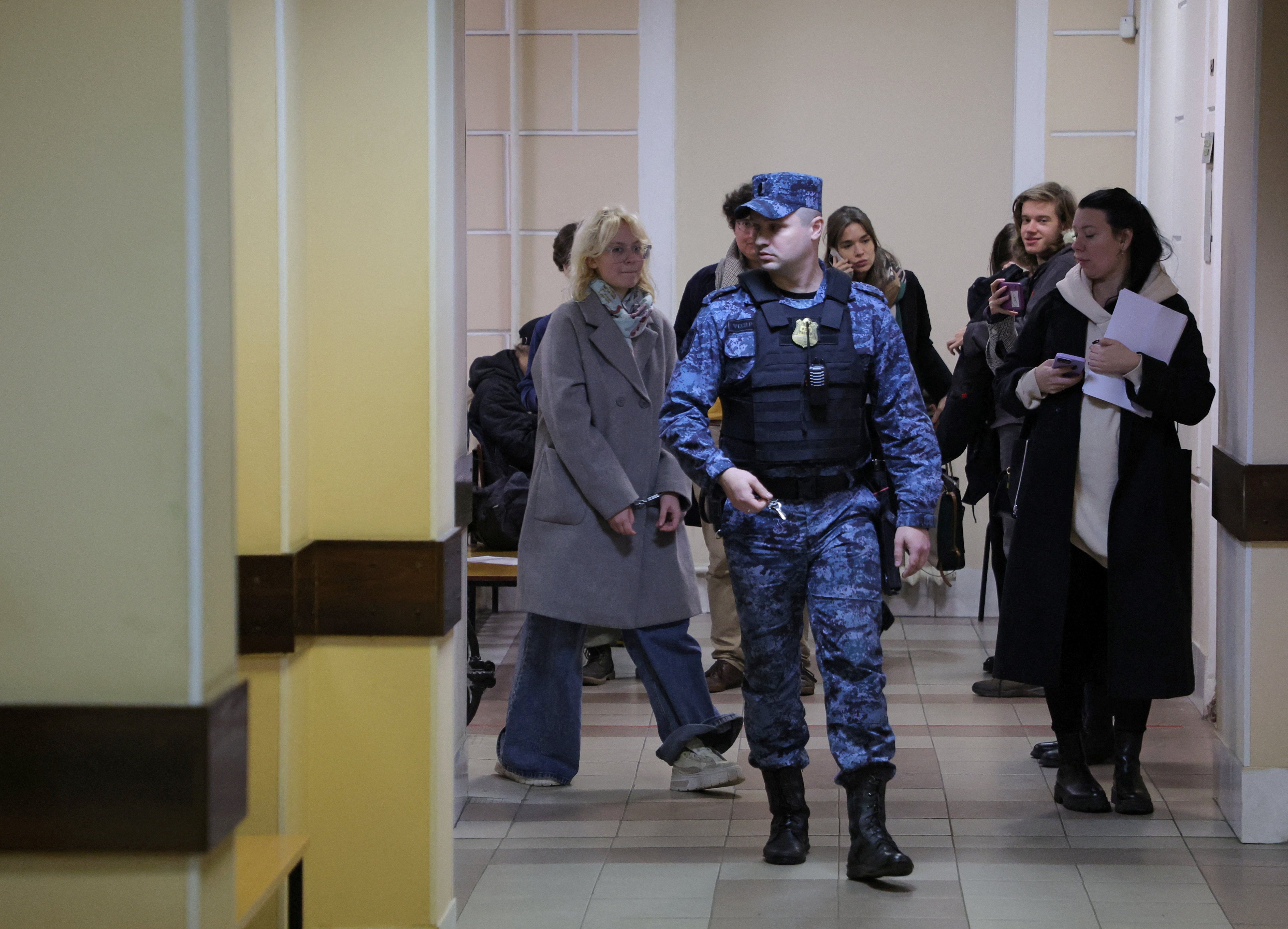 Loginova, 18-godišnja ulična sviračica koja je nastupala pod imenom Naoko, javno je pjevala pjesmu koju je vlada zabranila kao