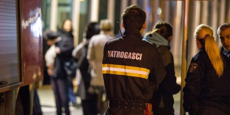 Subotnja večer u Splitu nije prošla mirno: Zapaljeni kontejneri, klima gorjela, a gorivo curilo po cesti!