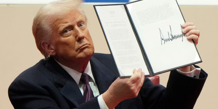 Sudac zaustavlja Trumpovu politiku o ‘rodnoj ideologiji’ u programima trudnoće tinejdžera