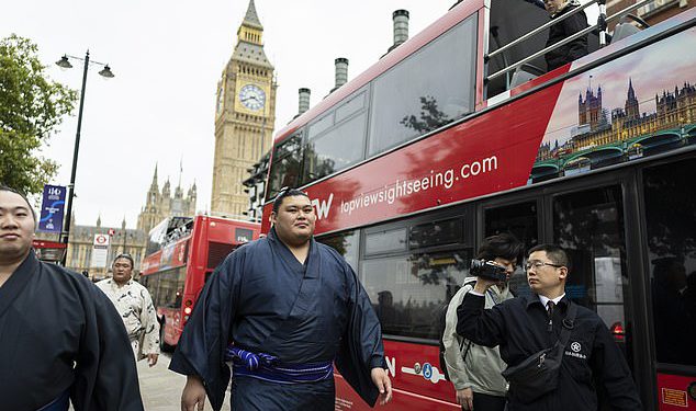 Sumo Wrestling Giants Stun London: Navijači su upozoreni na to da su se tipali u Royal Albert Hallu, a toaleti su ojačani za japanske 25 kamenih boraca koji su bili za McDonald’s i Shopping u TK Maxx