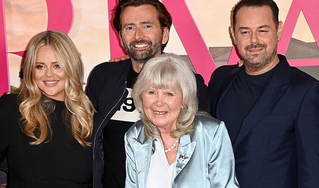 Suparnici zvijezde Danny Dyer i Victoria Smurfit olovo odaje počast ‘Božanskoj kraljici’ Jilly Cooper nakon njezine smrti u dobi od 88 godina nakon što su njezini bijesni romani nadahnuli hit Disney+ Show