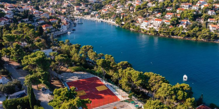 Supetar dobio novo igralište za djecu i mlade. Pogledajte kako izgleda