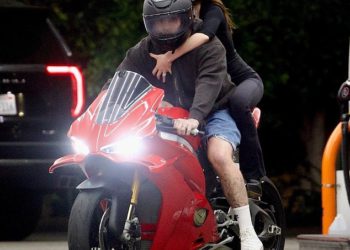 Supruga Brooklyn Beckham Nicola Peltz bljesne ogromnim dijamantom i prilijepi za svog muškarca pri vožnji motociklom, jer je njegova mama Victoria okružena obitelji Doting na premijeri Netflixa usred feuda
