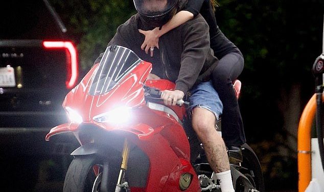Supruga Brooklyn Beckham Nicola Peltz bljesne ogromnim dijamantom i prilijepi za svog muškarca pri vožnji motociklom, jer je njegova mama Victoria okružena obitelji Doting na premijeri Netflixa usred feuda
