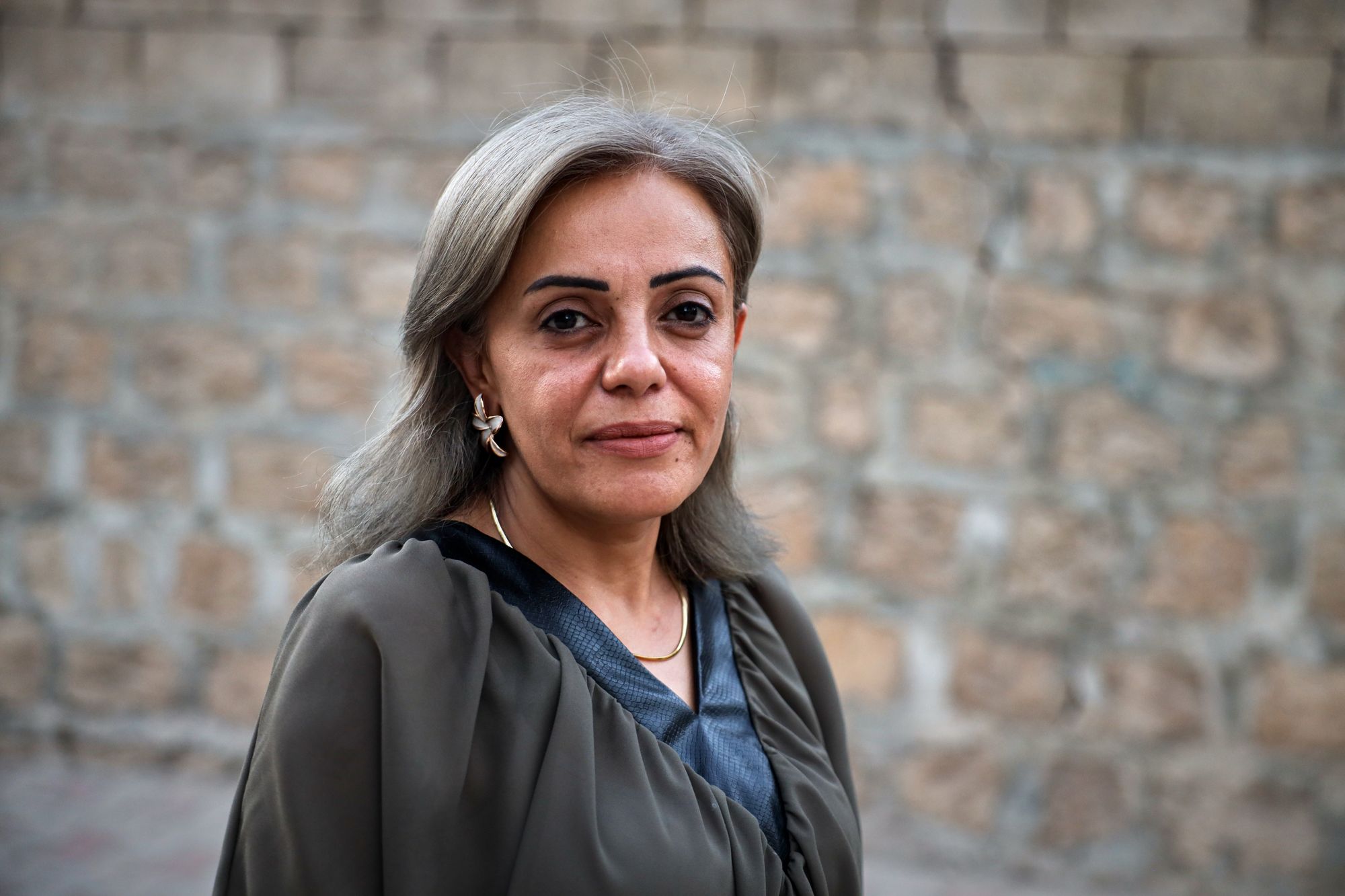 Kurdski zdravstveni radnik dr. Rankin Abdow pozira za fotografiju nakon što je osvojio mjesto za regiju Afrin na parlamentarnim izborima u Siriji