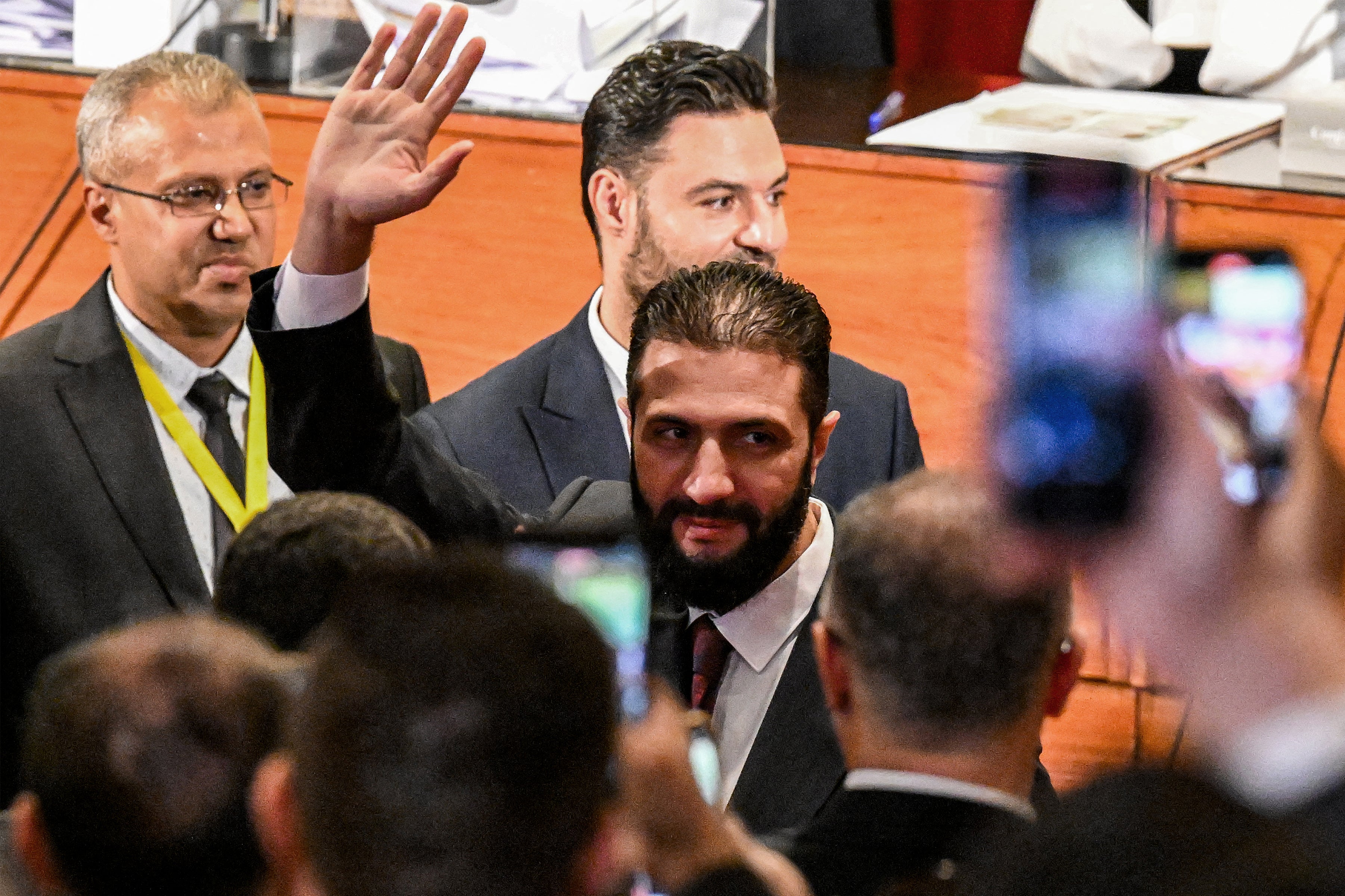 Sirijski privremeni predsjednik Ahmed al-Sharaa posjećuje biračko mjesto na kojem su članovi sirijskih lokalnih odbora dali svoje glasove