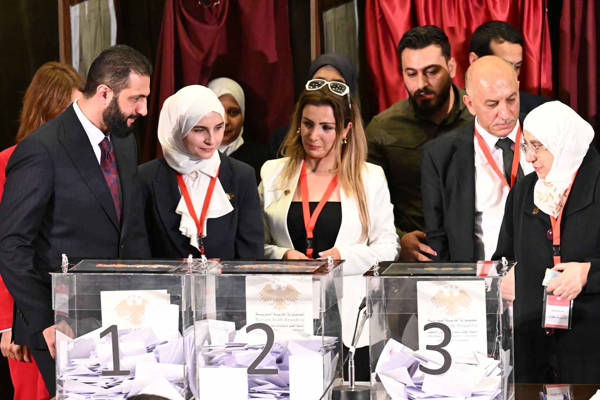 Sirijski privremeni predsjednik Ahmed al-Sharaa (L) posjećuje policu u kojoj članovi sirijskih lokalnih odbora daju svoje glasove