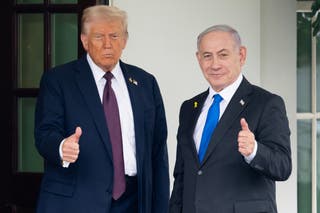 Američki predsjednik Donald Trump pozdravlja izraelskog premijera Benjamina Netanyahua dok stiže na zapadno krilo Bijele kuće u Washingtonu