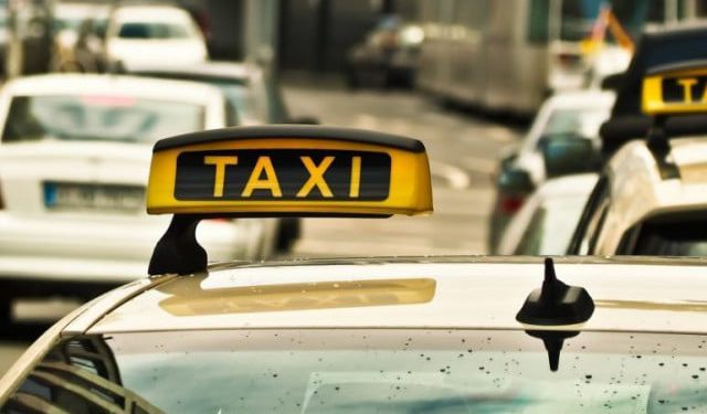 Taksisti iz cijele BiH ujedinili se protiv konkurencije u vidu platforme Aeroo, građani podržavaju inovaciju