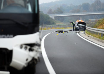 Teška prometna kod Karlovca: Vozač auta zaspao, zabio se u bus koji mu vozi rođak