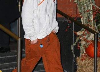 Timothee Chalamet pokriva svoj odvažni buzzcut u NYC -u nakon izlaske noći s Kylie Jenner na Yankees igri