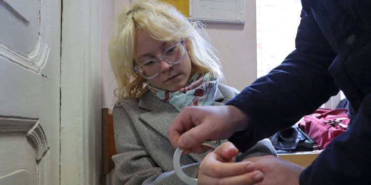 Tinejdžer ulični svirač zatvoren zbog pjesme protiv Putina u St. Petersburgu