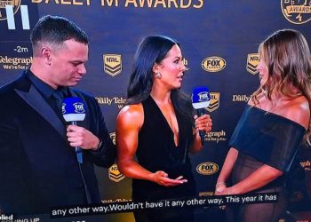 To je nespretno! Fox Sports Reporter uhvatio je kako gleda NRLW igrača na crvenom tepihu Dally M