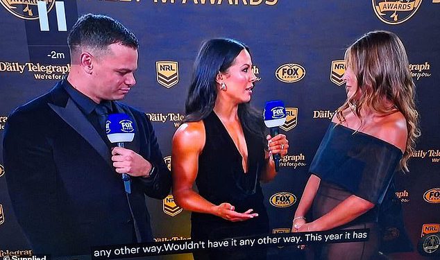 To je nespretno! Fox Sports Reporter uhvatio je kako gleda NRLW igrača na crvenom tepihu Dally M