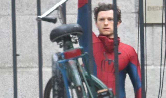 Tom Holland snima napete scene Spider-Mana dok mu se na setu prvi put nakon ozljede pridružuje Sadie Sink