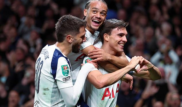 Tottenham najavljuje ubrizgavanje novčane gotovine u iznosu od 100 milijuna funti od Lewis Family Trust -a kako bi pomogao izvedbu Natplata tima na terenu