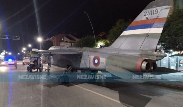 Traktor vukao borbeni avion J-22 Orao iz Laktaša u Banju Luku