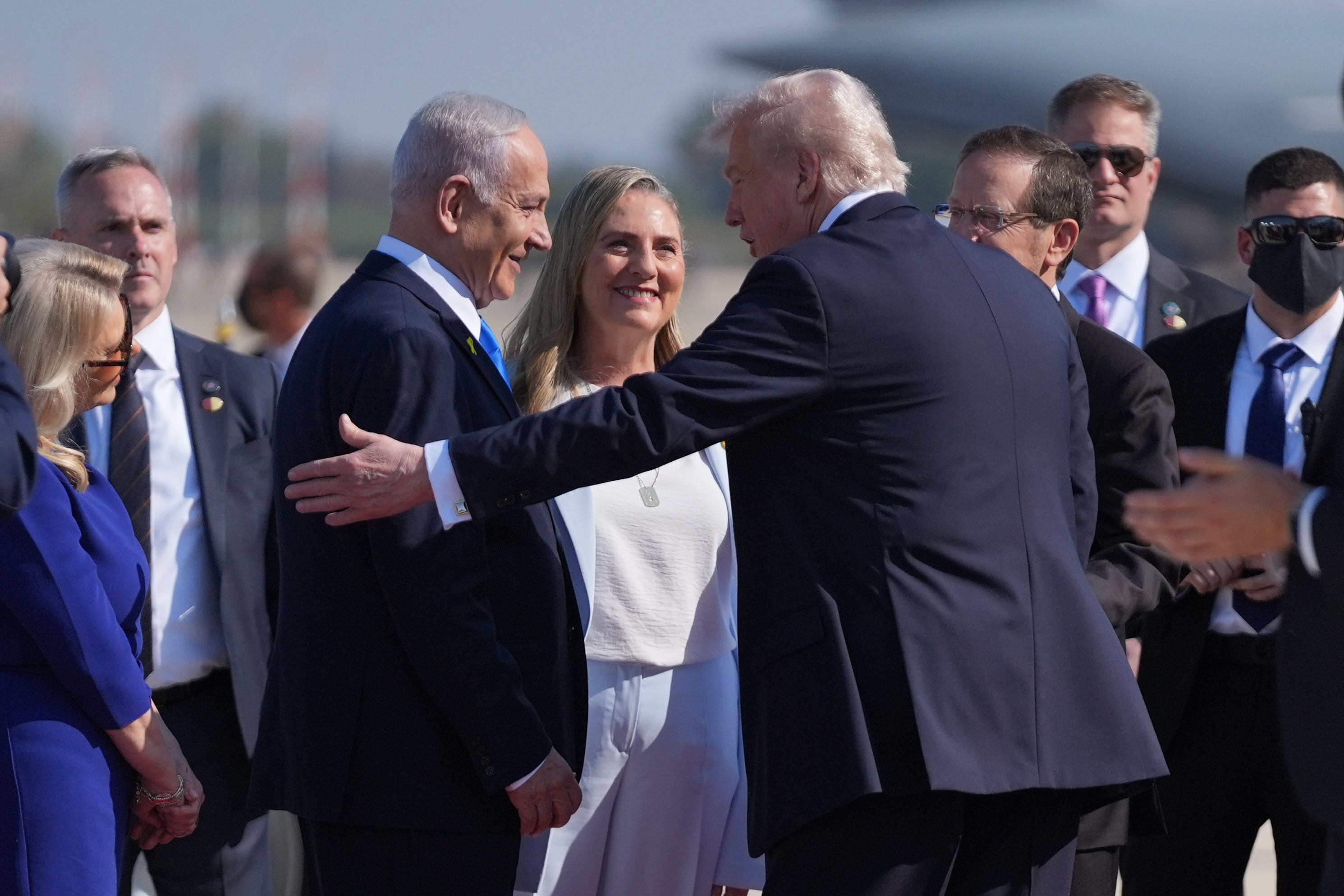 Donald Trump pozdravlja izraelskog premijera Benjamina Netanyahua ubrzo nakon slijetanja