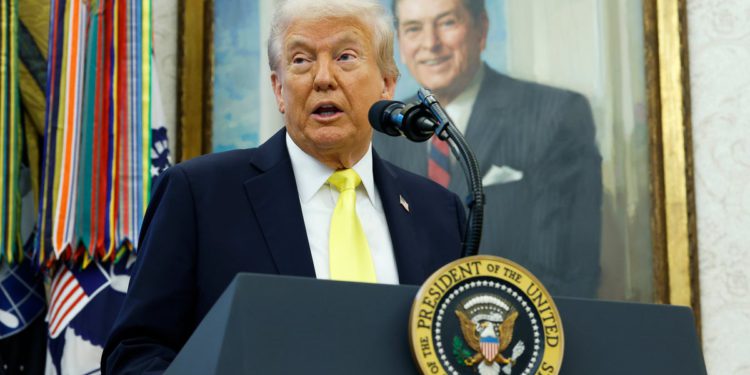 Trump daje CIA-i dopuštenje za ‘tajnu’ akciju u Venezueli dok predsjednik kaže da vojska ‘gleda na kopnene’ udare
