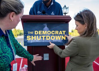 Trump i vladine agencije koriste dolare poreznih obveznika kako bi krivili demokrate za gašenje. Je li to legalno?