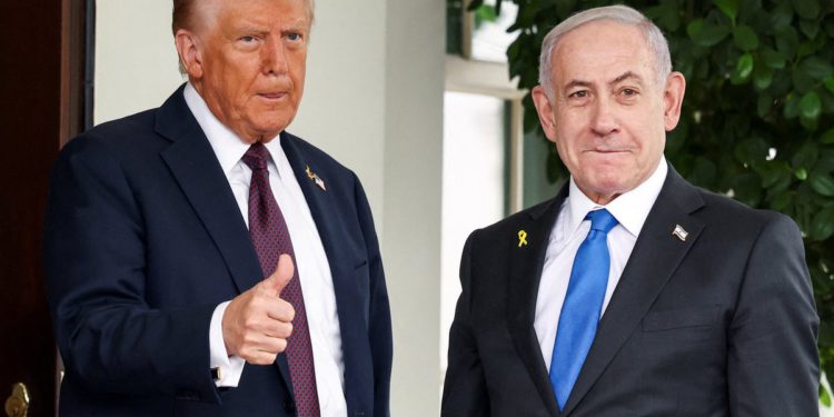 Trump kaže Izraelu da “mora odmah zaustaviti” bombardiranje Gaze kako bi omogućio puštanje talaca nakon što Hamas prihvati elemente mirovnog plana