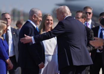Trump kaže ‘svi su sretni’ dok stiže u Izrael