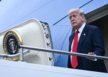 Trump koristi male stepenice na Air Forceu One nakon što je u blizini pronađeno postolje za lov