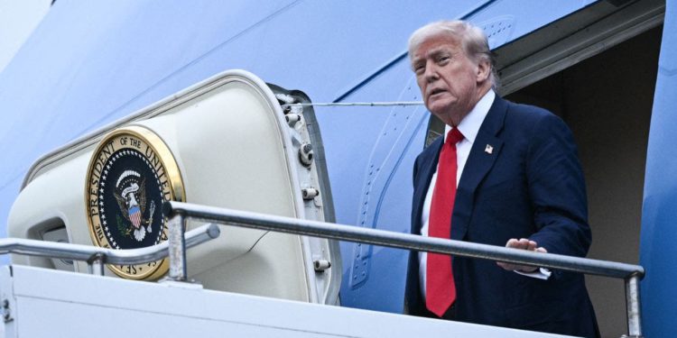 Trump koristi male stepenice na Air Forceu One nakon što je u blizini pronađeno postolje za lov